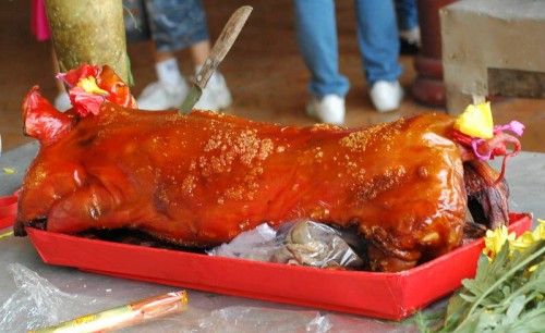 Người Sài Gòn với thói quen mua heo quay cúng. Người Sài Gòn với thói quen mua heo quay cúng truyền thống